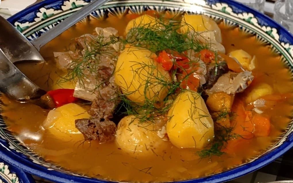 Свиные ребрышки тушеные с картошкой