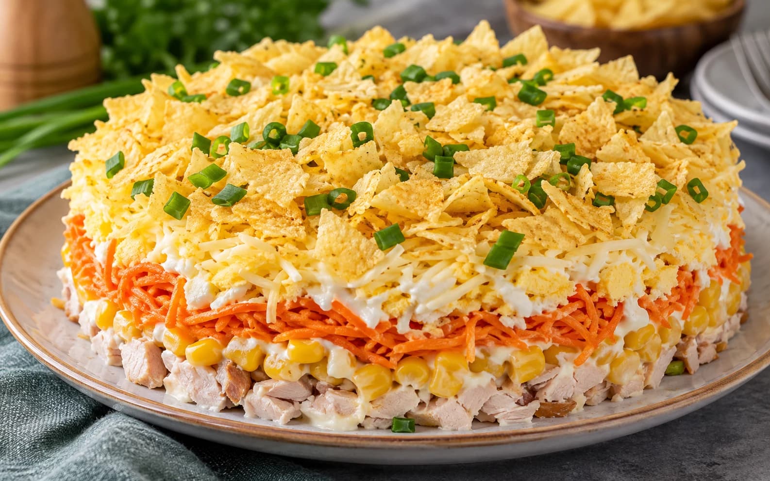 Салат «Парус» с копчёной курицей и чипсами
