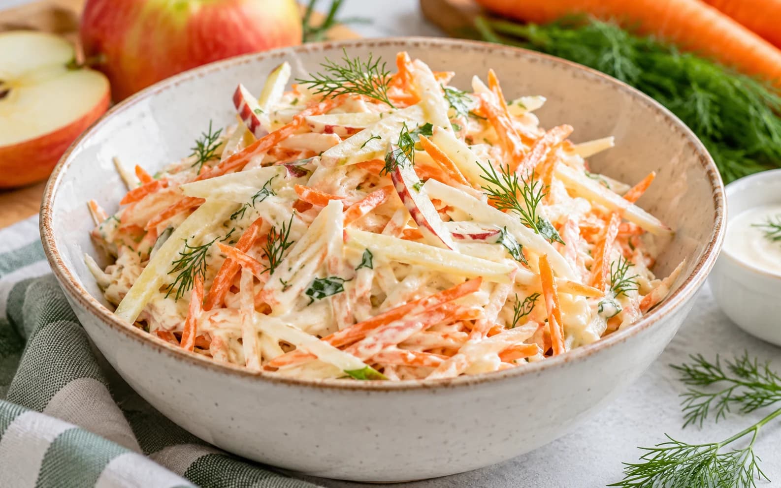 Салат из дайкона с яблоком и морковью