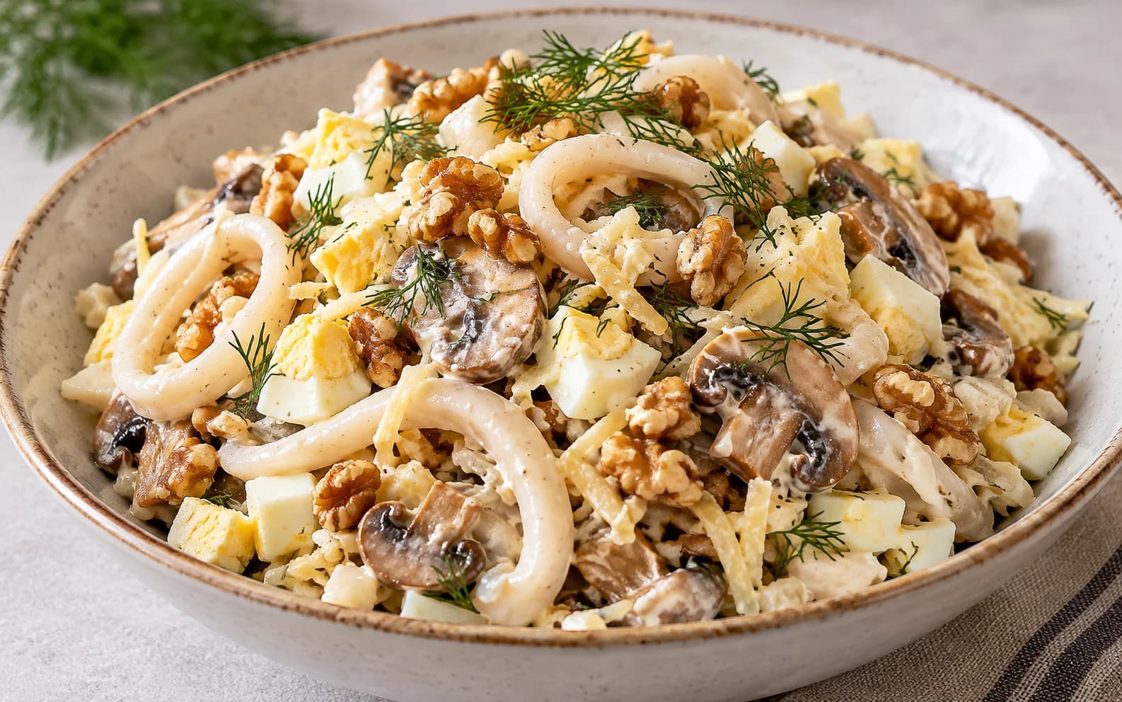 Салат с кальмаром, грибами и грецкими орехами